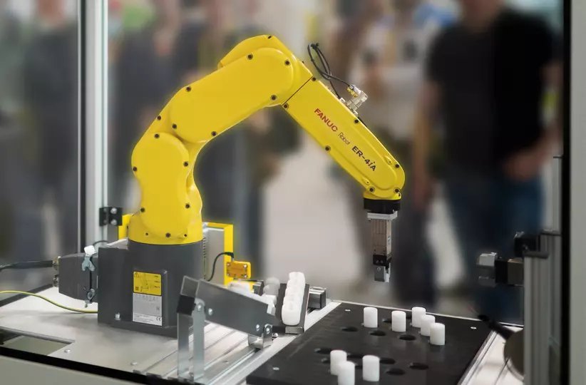 FANUC ER-4iA robot running a pick and place cell